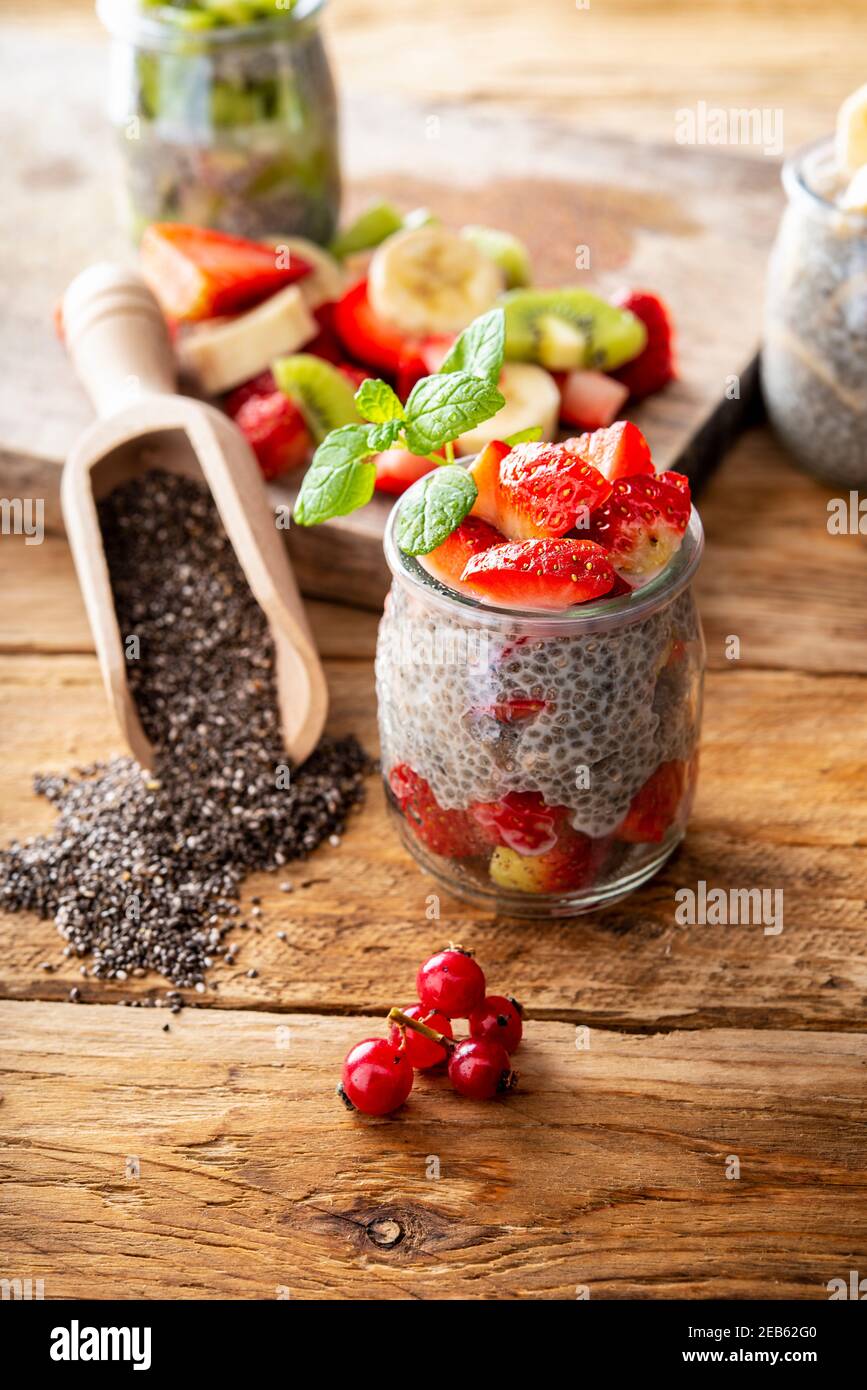 Vertikale Erdbeere Chia Pudding vegane Joghurt Hafermilch Stockfoto