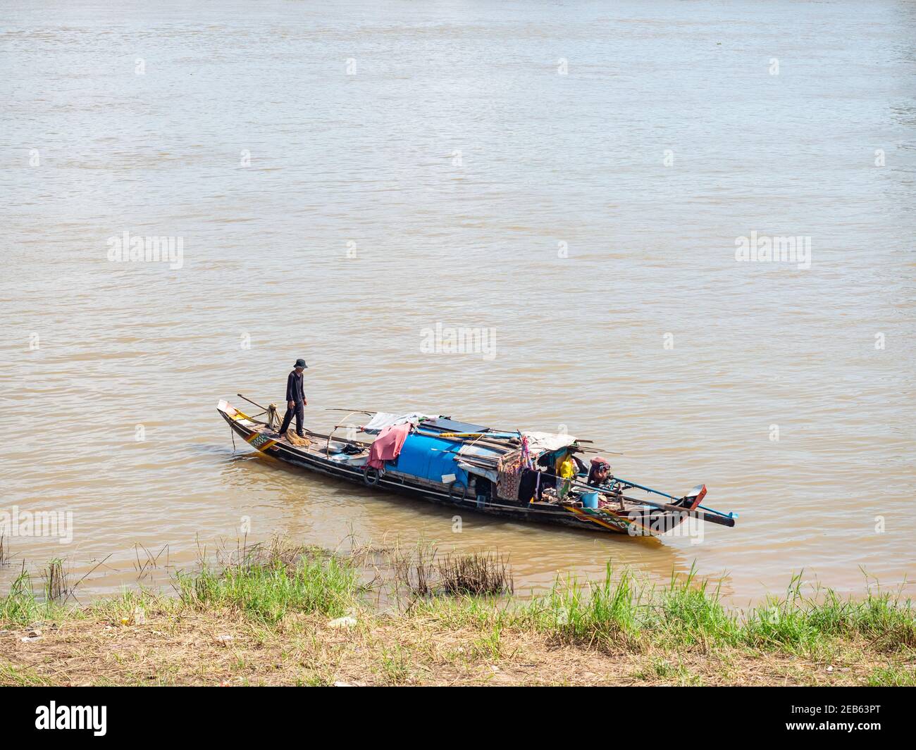 Boot aus der Cham-Gemeinde, dem muslimischen Volk, das traditionell in Booten auf den Tonle SAP und Mekong Flüssen im Phnom Penh, Kambodscha gelebt hat. Stockfoto