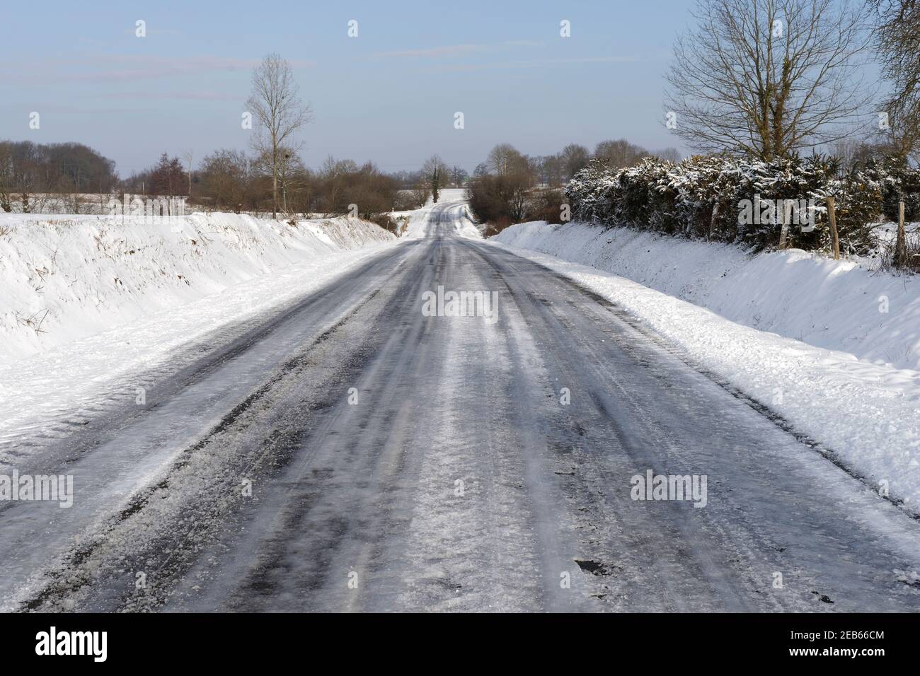 Kleine Landstraße in Nord-Mayenne (Loire-Land, Frankreich). Stockfoto