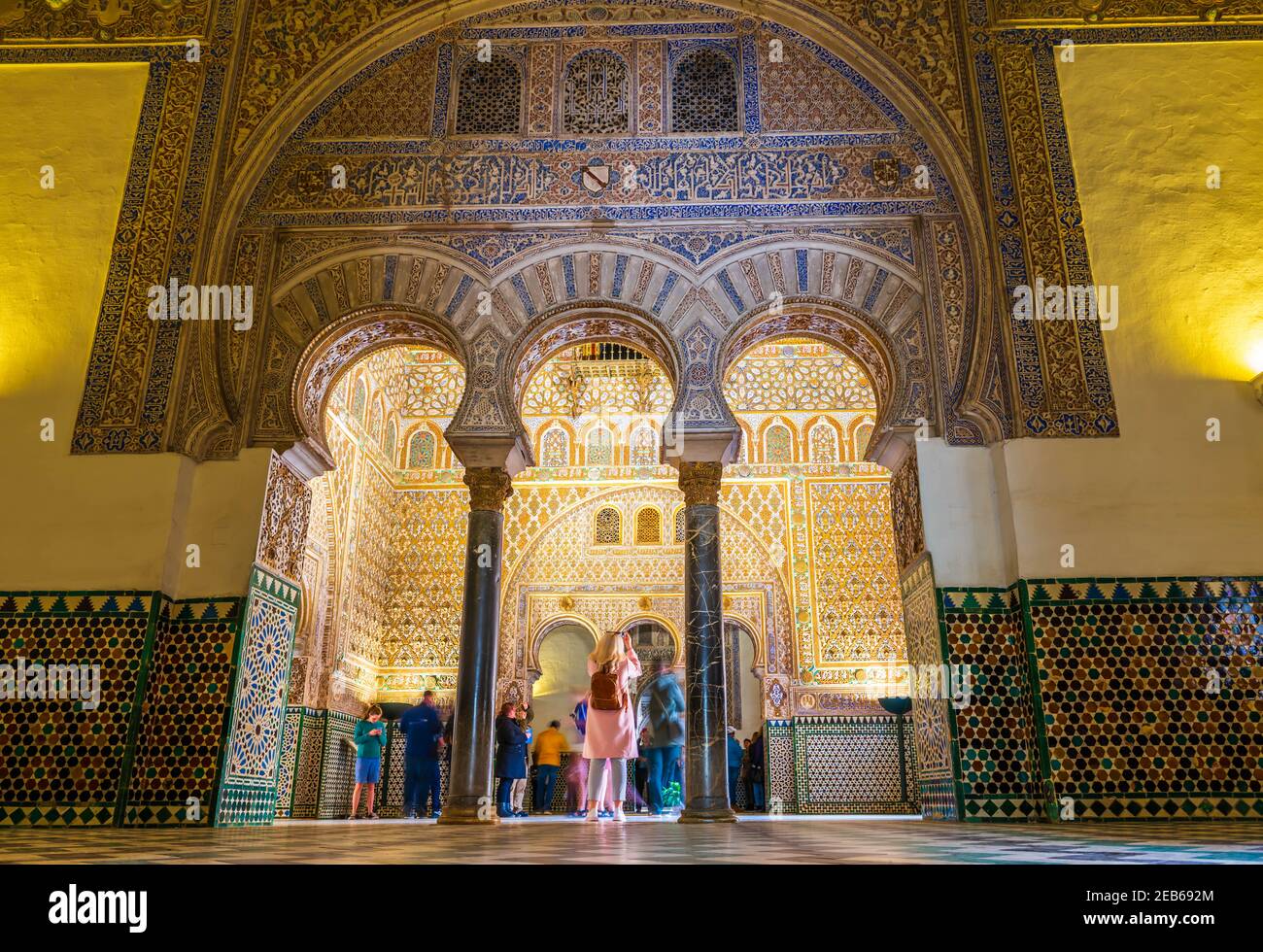 Zimmer mit maurischen Ornamenten im Palast des Real Alcazar in Sevilla in Andalusien, Spanien Stockfoto