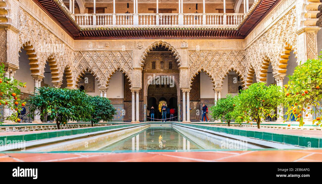 Historische Maurische Palastarchitektur Im Alcazar Stockfotos und