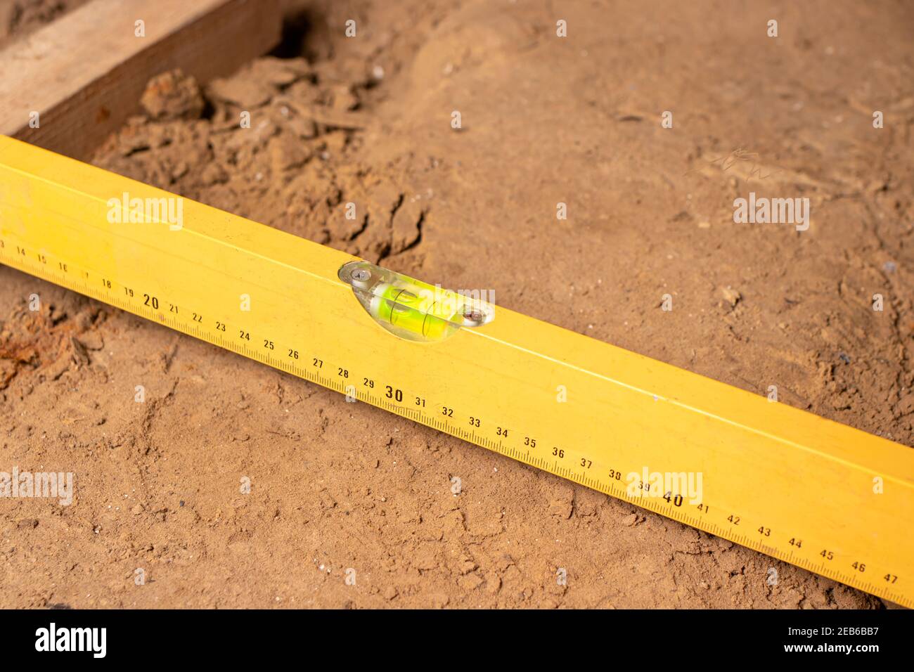 Baublasenebene auf der Baustelle, Nivellierung des Bodens. Haus oder Wohnung Renovierung, Bauunternehmen. Stockfoto