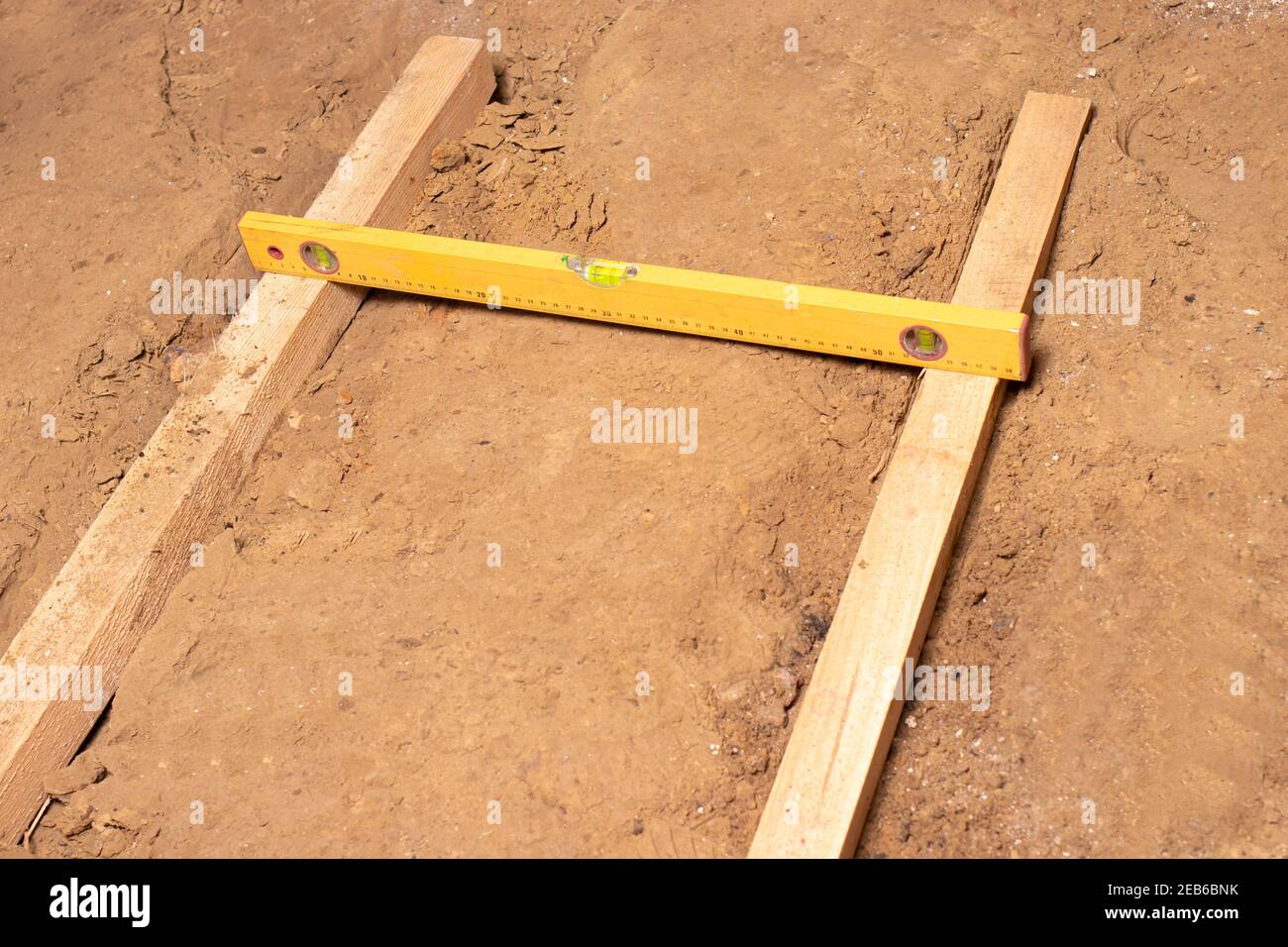 Baublasenebene auf der Baustelle, Nivellierung des Bodens. Haus oder Wohnung Renovierung, Bauunternehmen. Stockfoto