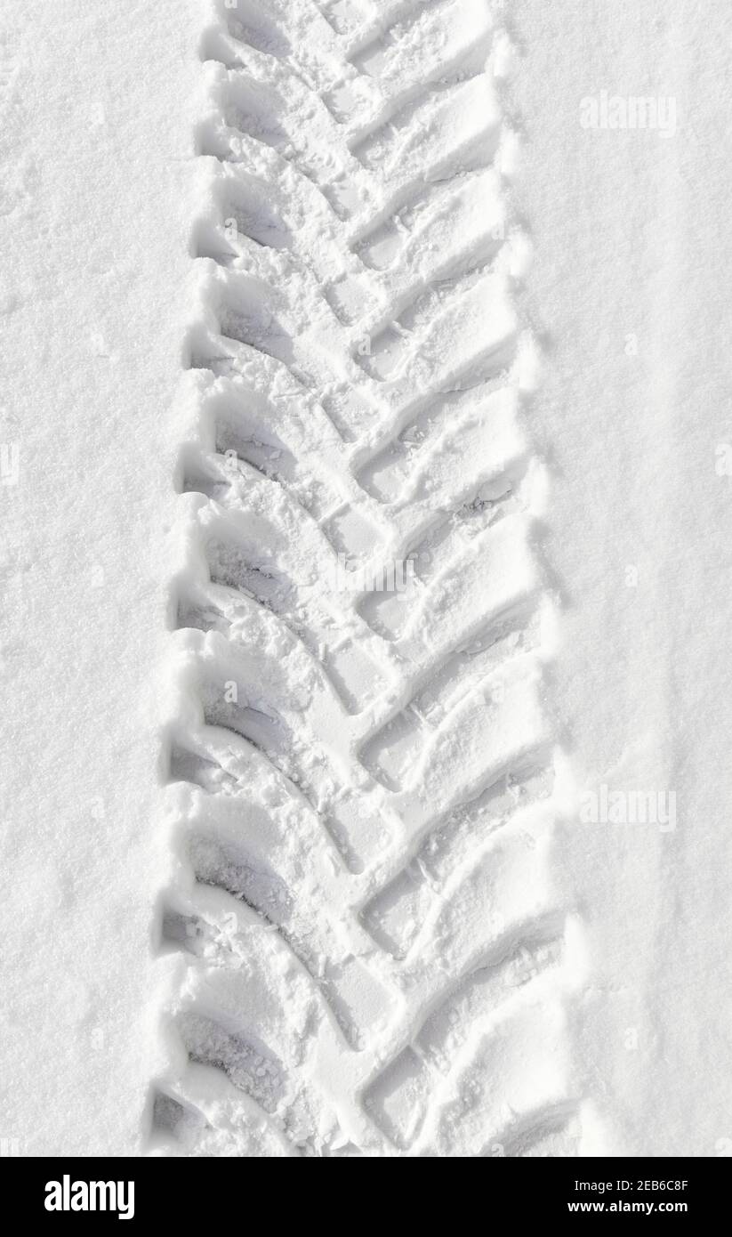 Bild von schweren Fahrzeug Reifen Spur im Schnee, abstrakter Hintergrund. Stockfoto