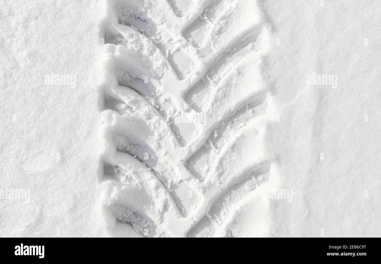 Bild von schweren Fahrzeug Reifen Spur im Schnee, abstrakter Hintergrund. Stockfoto