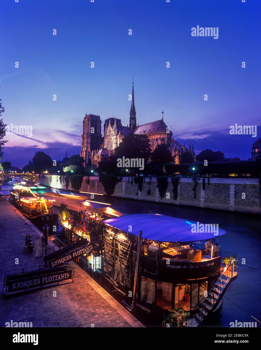 2000 HISTORISCHE FESTMACHEN PENICHE BARGE RESTAURANT NOTRE DAME KATHEDRALE QUAI DE MONTEBELLO ILE DE LA CITE RIVER SEINE PARIS FRANKREICH Stockfoto