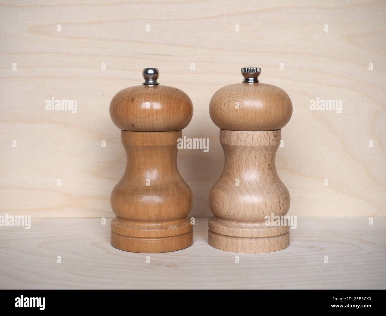 Holzsalzmühle und Pfeffermühle Küchengeräte Stockfoto