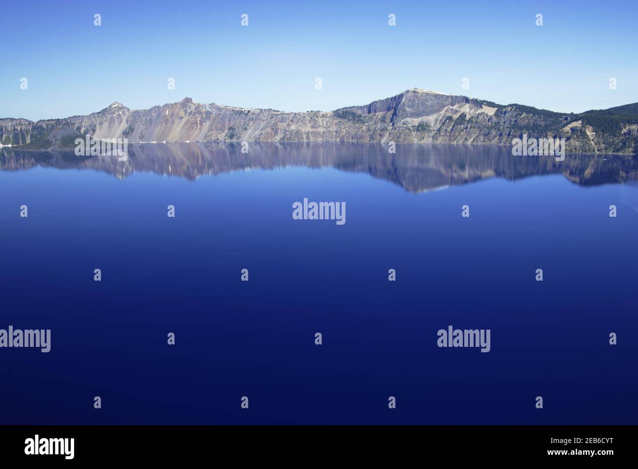Crater Lake zeigt den Rand von CalderaLake ist 1.943 Meter tief, am tiefsten in den USA Crater Lake National Park Oregon, USA LA000677 Stockfoto