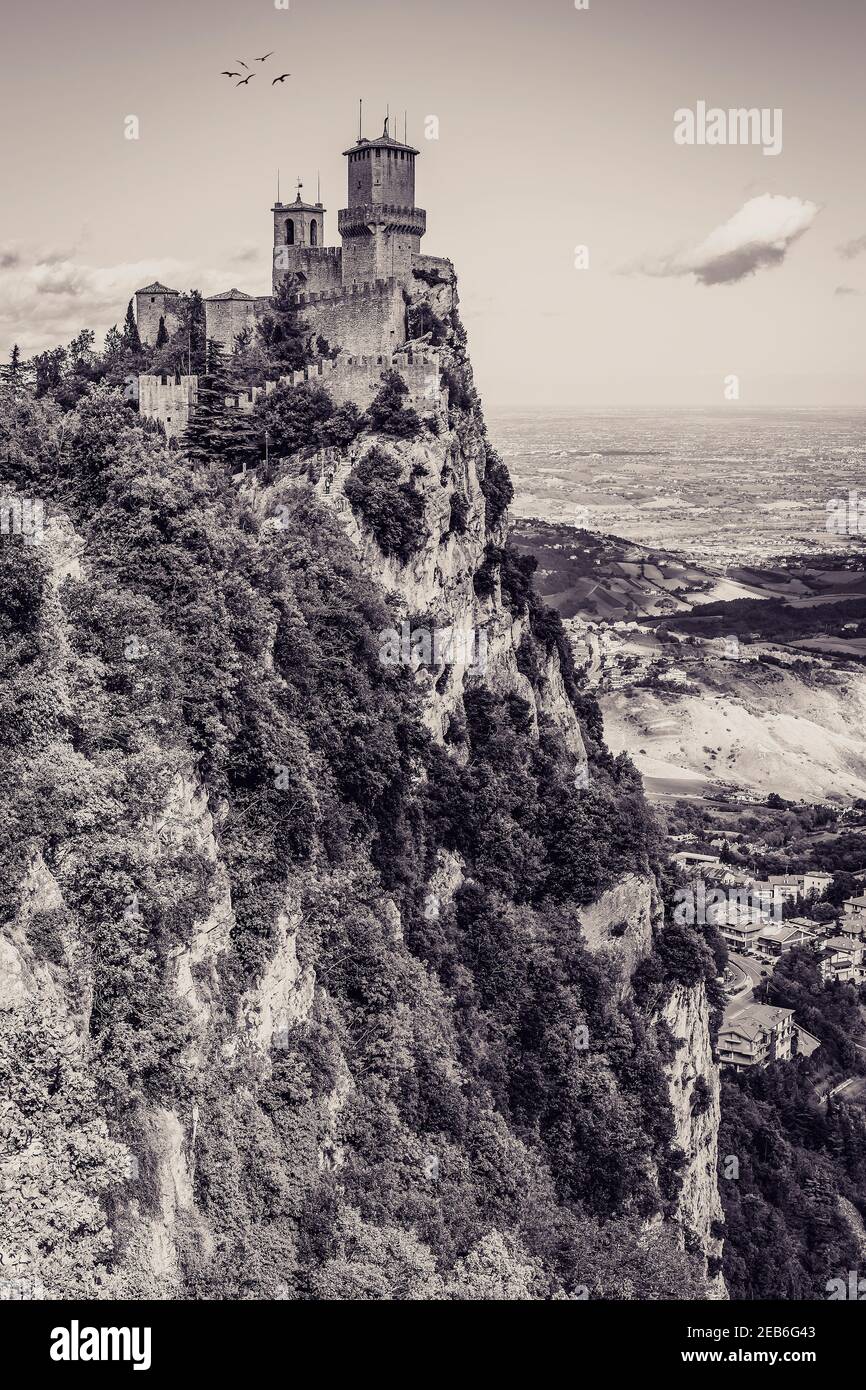 Schöne vintage vertikale Ansicht der Rocca Guaita oder erste Turm der Republik San Marino Stockfoto