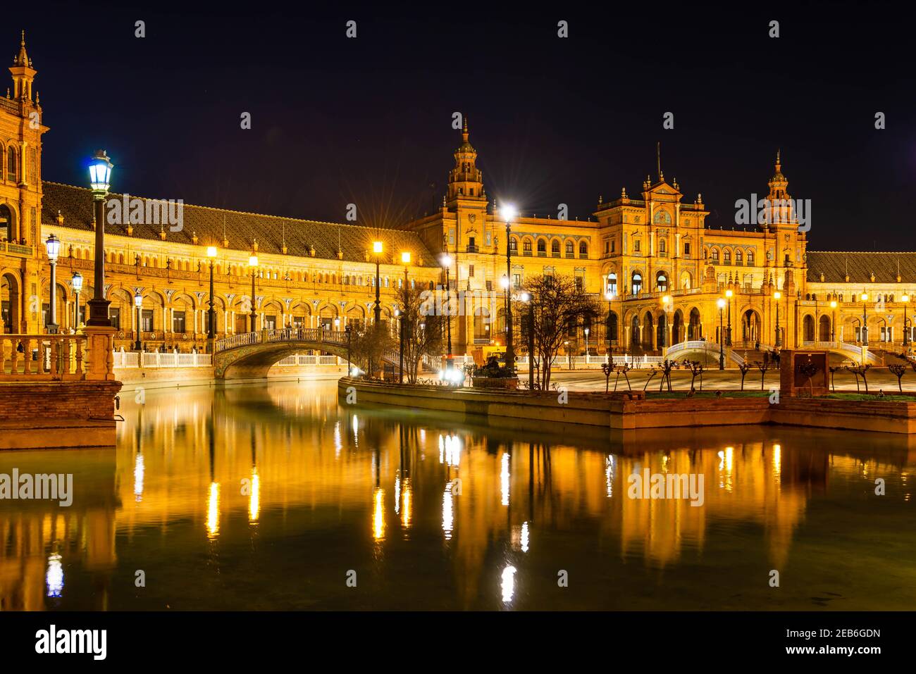 Spanische Treppe, nachts beleuchtet, in Sevilla, Andalusien, Spanien Stockfoto