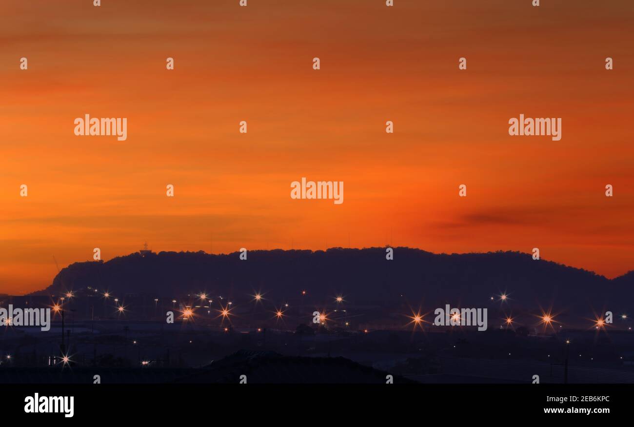 Blick auf die Stadt und den Berg nach dem Sonnenuntergang, Himmel in der Dämmerung für Design in Ihrer Arbeit. Stockfoto