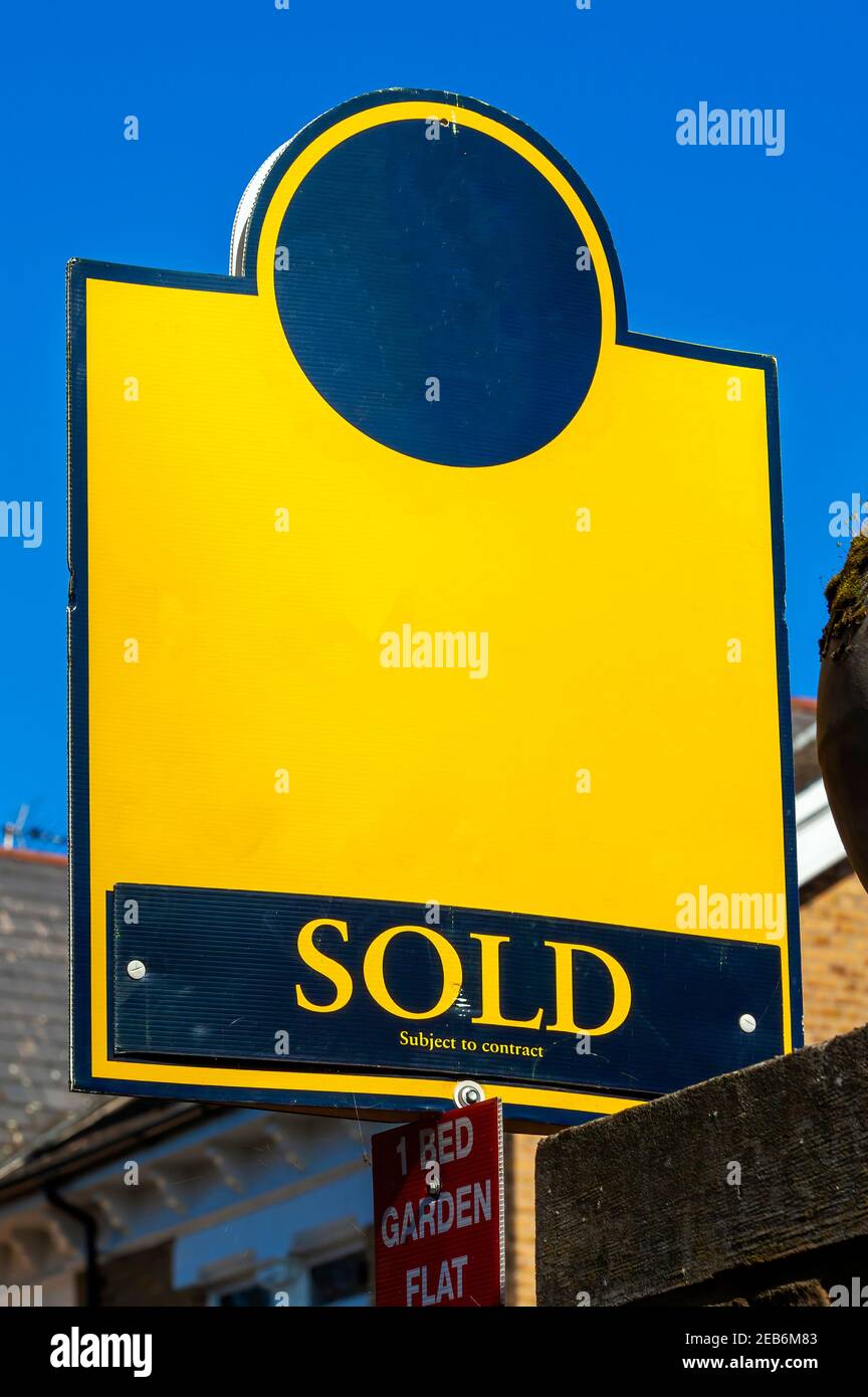 Generisches leeres Immobilienmakler Haus zum Verkauf verkauft Zeichen für den Einsatz während der boomenden Eigenheimbesitzimmobilienmarkt mit Kopieplatz, Stock Foto ima Stockfoto