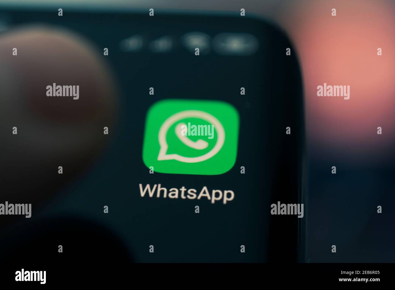 Symbol der whatsapp, App auf dem Bildschirm eines schwarzen Smartphones. Barnaul, Russland, 10. Februar 2021 Stockfoto