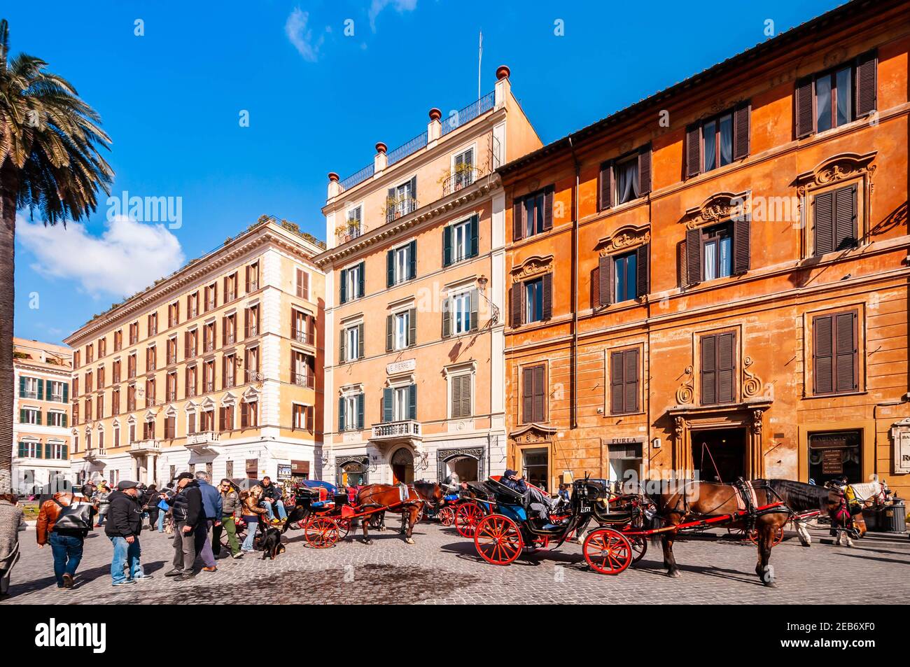 Bunte Häuser und Architektur der zentralen Rom in Piazza di Spagna mit vielen Touristen in Rom in Latium, Italien Stockfoto