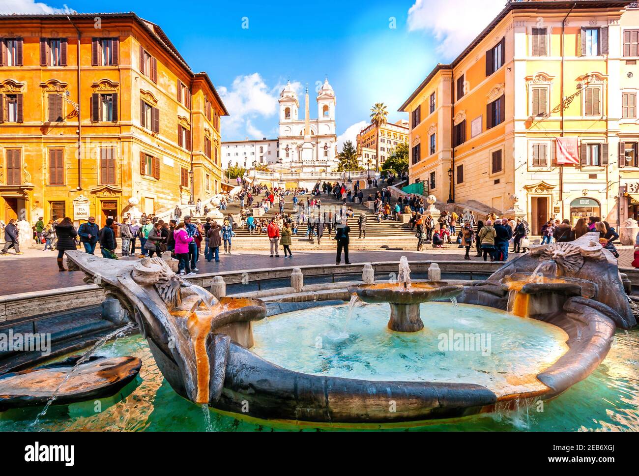 Piazza di Spagna und die Dreifaltigkeitskirche im Hintergrund in Rom, in Latium, Italien Stockfoto