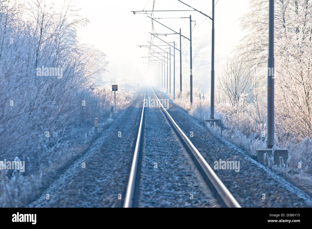 Eisenbahnstrecke im Frost Landschaft Ansicht, Podravina Region von Nord-Kroatien Stockfoto