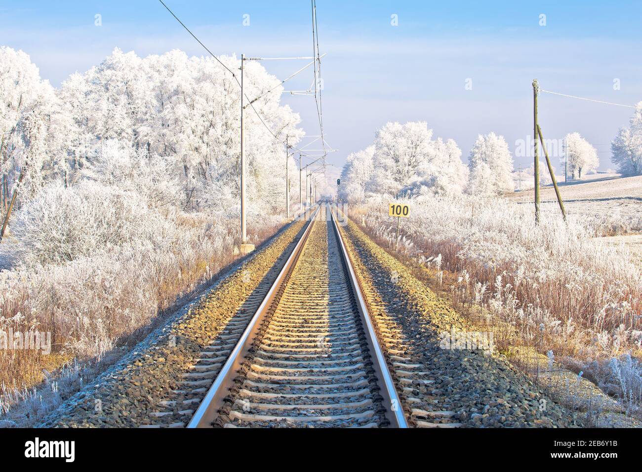 Eisenbahnstrecke im Frost Landschaft Ansicht, Podravina Region von Nord-Kroatien Stockfoto
