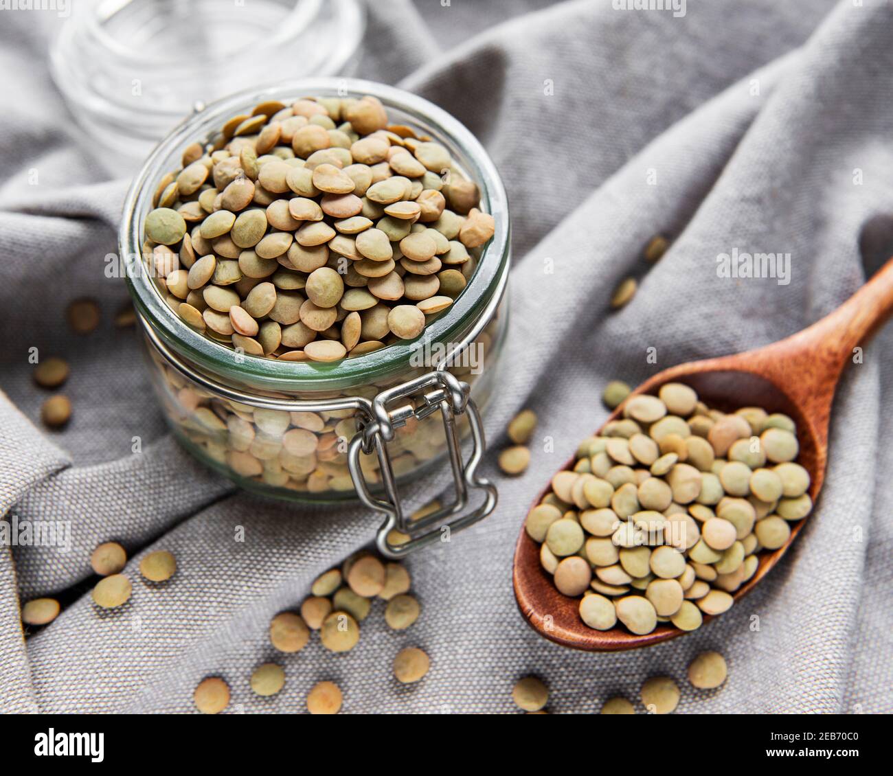 Stapel roher Linsen in einem Glas auf einem Tabelle Stockfoto