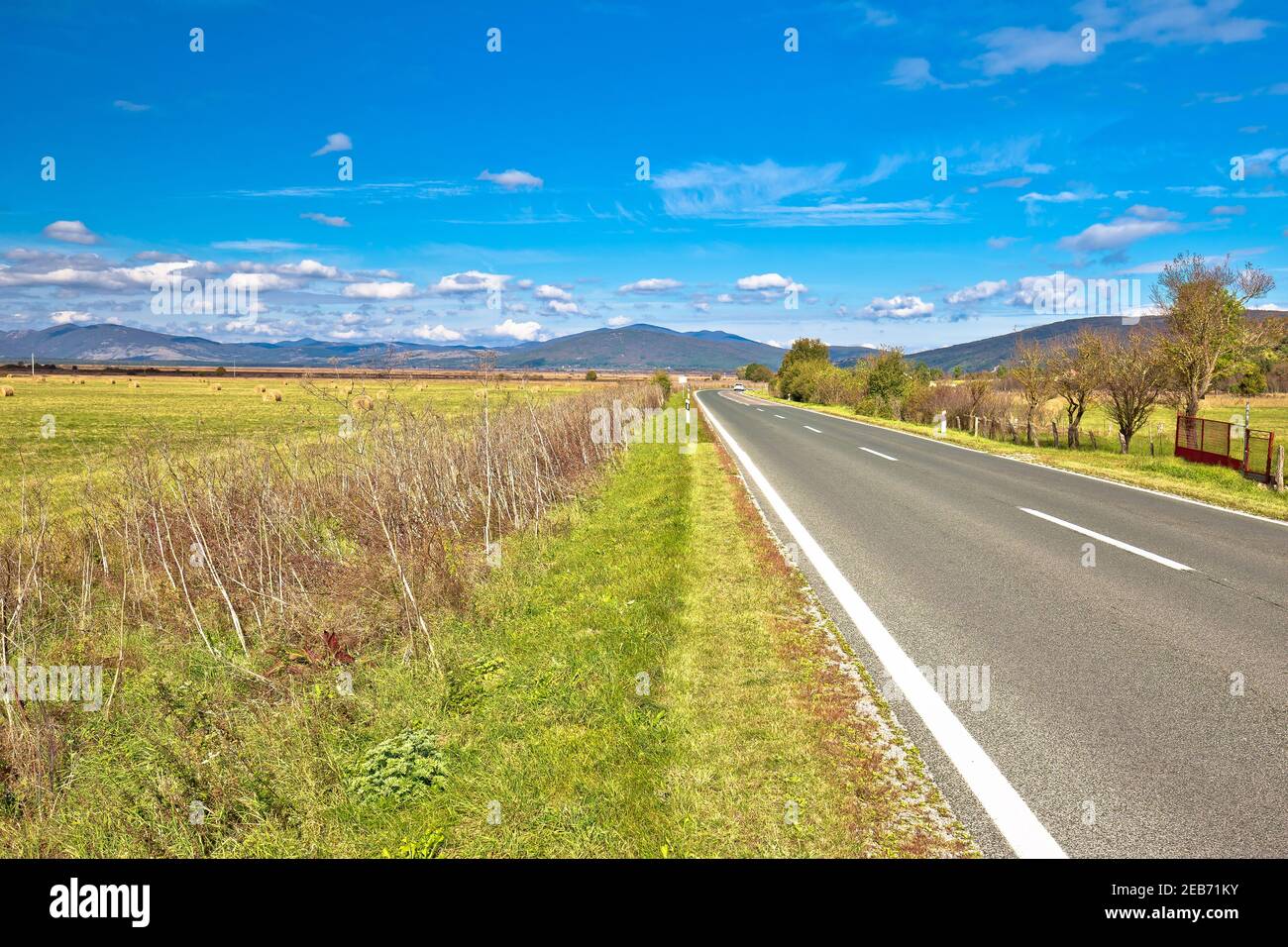 Krbava-Feld. Landschaftlich reizvolle Straße durch die ländliche Landschaft der Region Lika, Mittelkroatien Stockfoto
