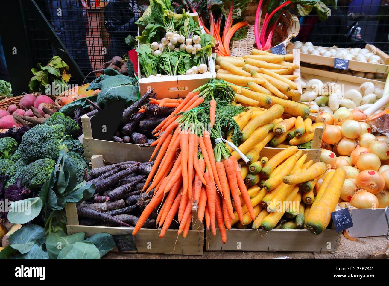 Sorten von Karotten: Schwarze, orange und gelbe Karotten am London Borough Market, UK. Stockfoto