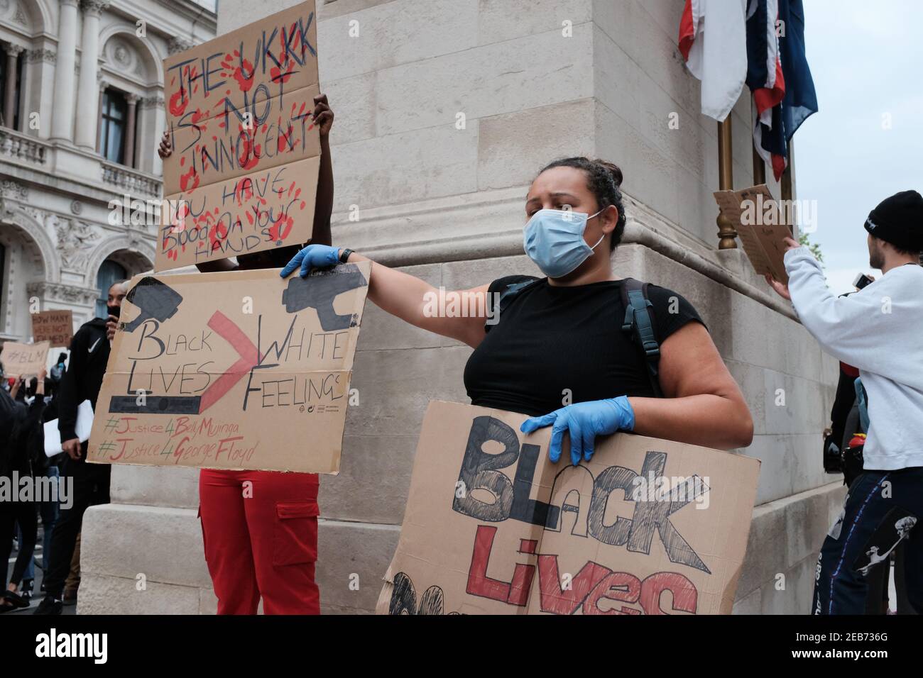LONDON - 3rd. JUNI 2020: Protest gegen schwarze Leben. Aktivisten stehen neben dem Cenotaph in Whitehall. Stockfoto