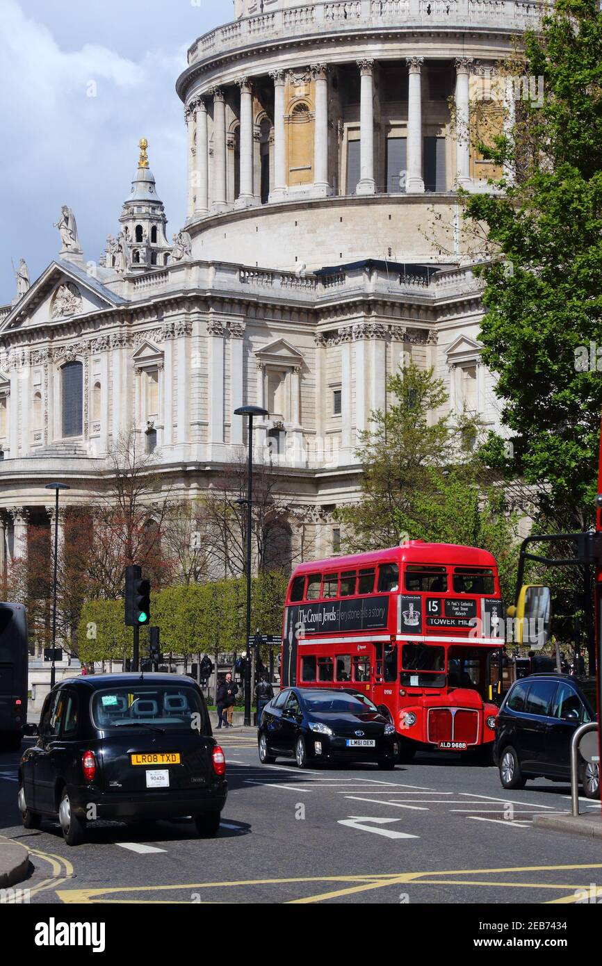 LONDON, Großbritannien - 23. APRIL 2016: Menschen fahren in London, Großbritannien, mit dem klassischen Routemaster-Stadtbus. Transport for London (TFL) betreibt 8.000 Busse auf 673 Strecken. Stockfoto