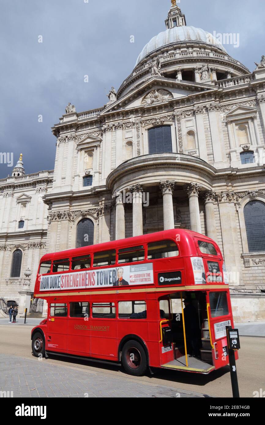 LONDON, Großbritannien - 23. APRIL 2016: Menschen fahren in London, Großbritannien, mit dem klassischen Routemaster-Stadtbus. Transport for London (TFL) betreibt 8.000 Busse auf 673 Strecken. Stockfoto