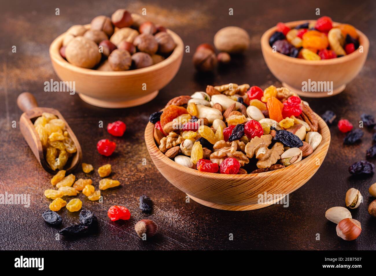Gesunde Snack von Nüssen und getrockneten Früchten. Stockfoto