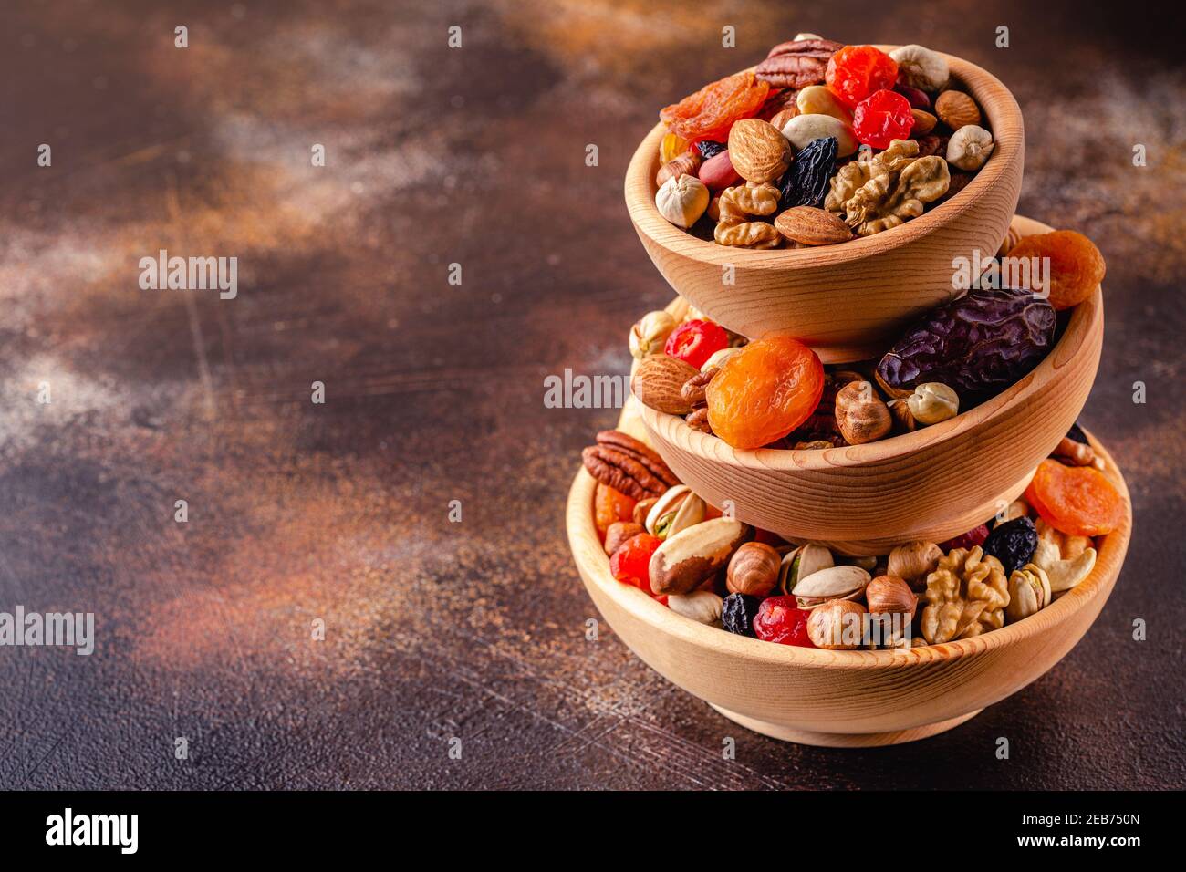 Gesunde Snack von Nüssen und getrockneten Früchten. Stockfoto