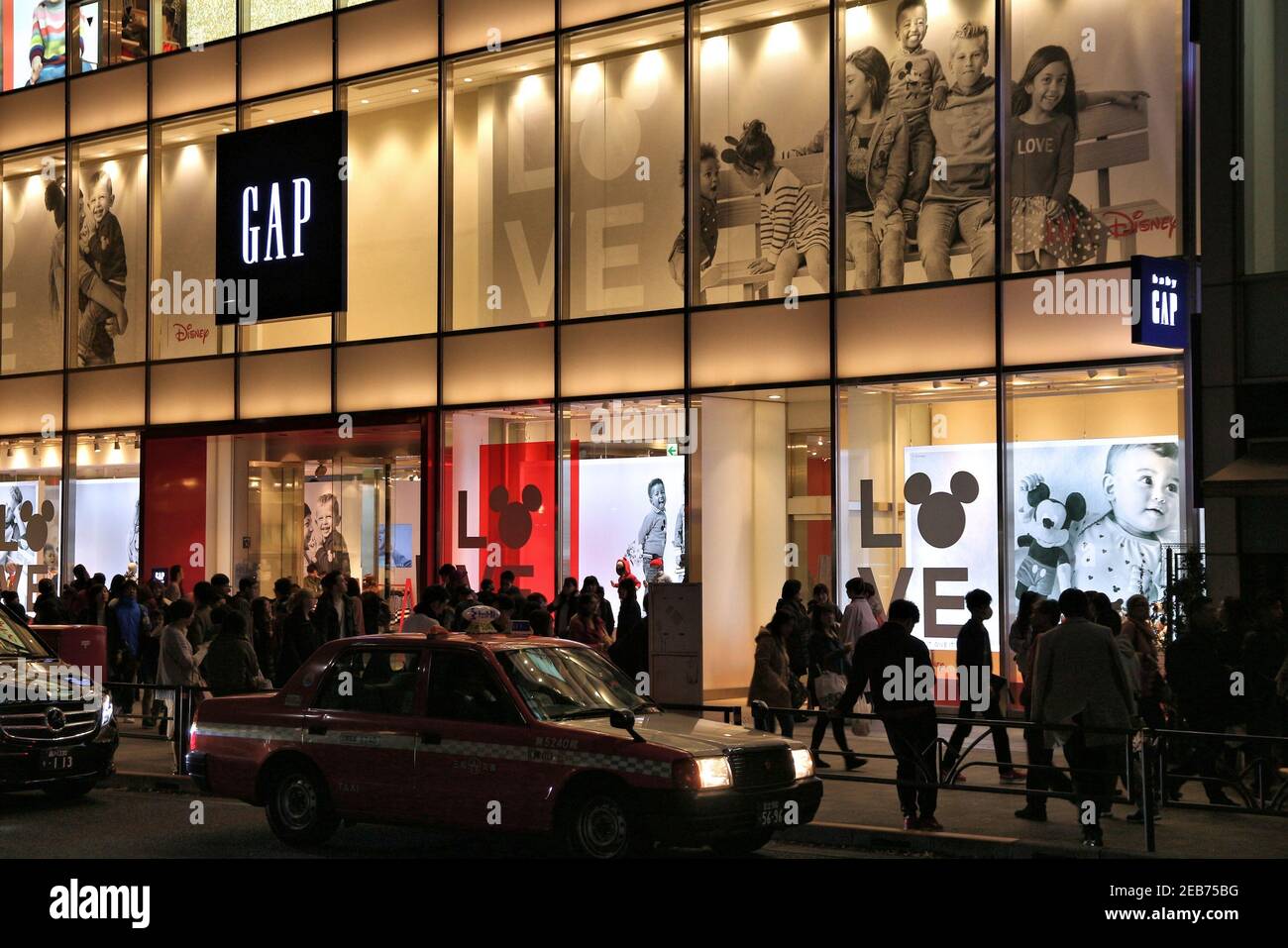 TOKIO, JAPAN - 4. DEZEMBER 2016: Menschen kaufen in Gap Kleidung im  Harajuku Bezirk von Tokio, Japan. GAP Inc. Ist ein amerikanischer,  weltweiter Modeeinzelhandel Stockfotografie - Alamy