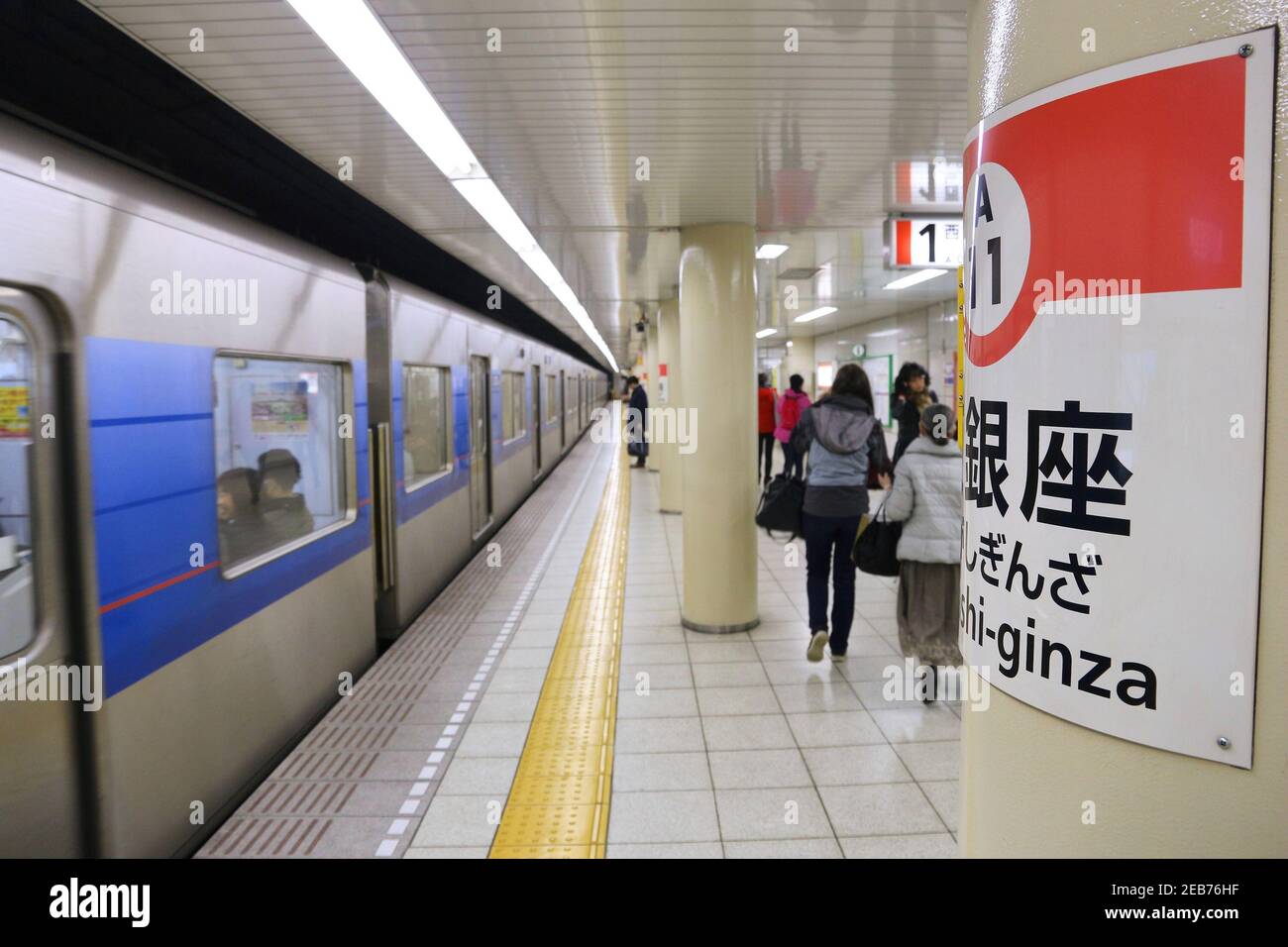 TOKIO, JAPAN - 1. DEZEMBER 2016: Die Menschen warten am Higashi-Ginza-Bahnhof der Metro in Tokio. Toei U-Bahn und Tokyo U-Bahn haben 285 Stationen und haben 8. Stockfoto