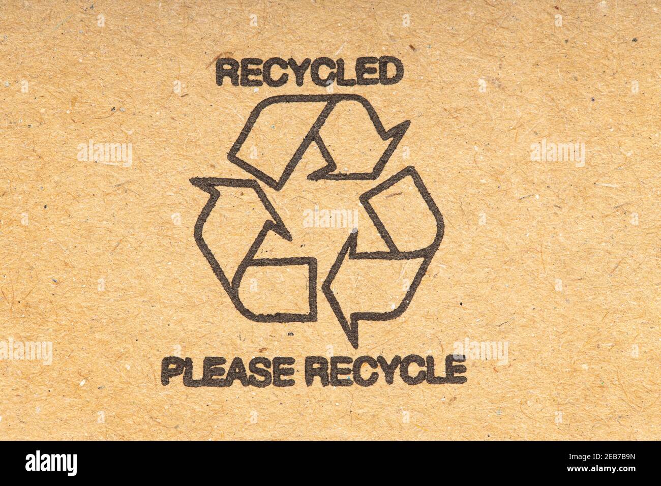 Recycling-Symbol auf braunem Hintergrund aus recyceltem Karton. Nahaufnahme Stockfoto