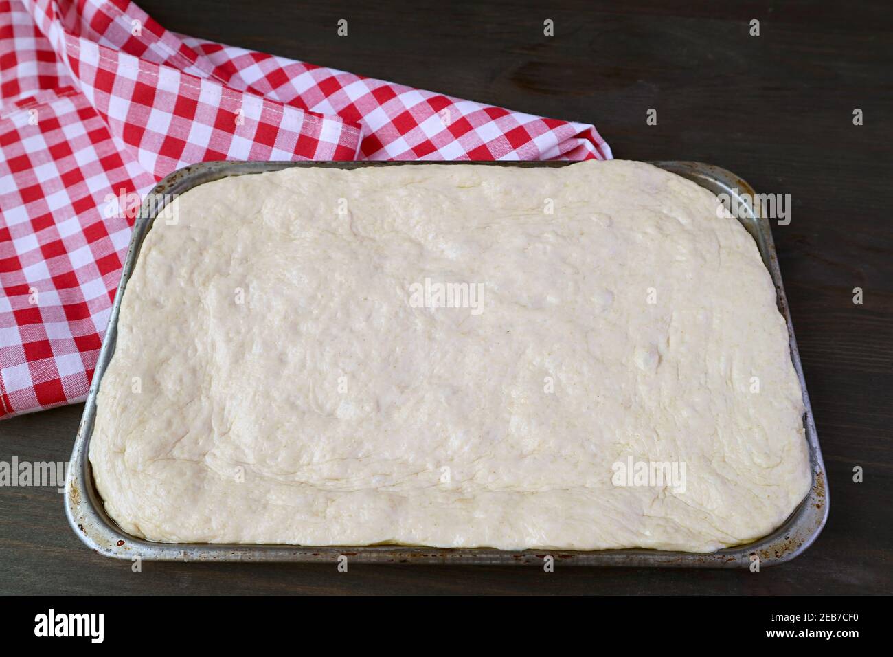 Pizzateig auf Blech bereit für den nächsten Prozess Der Vorbereitung Stockfoto