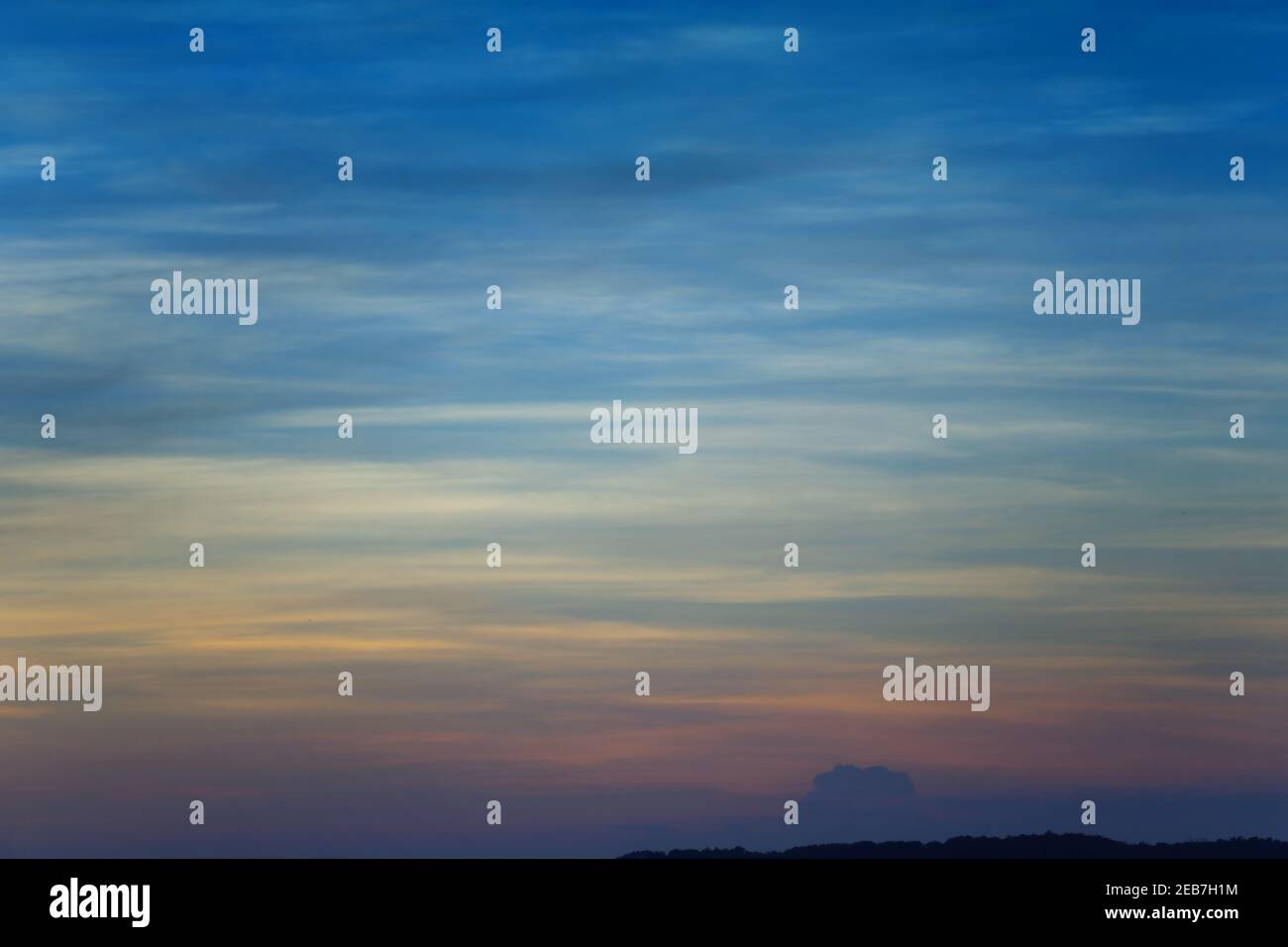 Himmel und Wolken nach Sonnenuntergang, Dämmerung Himmel Ansicht für natürliche Landschaft Design, Blauton der Fotos. Stockfoto