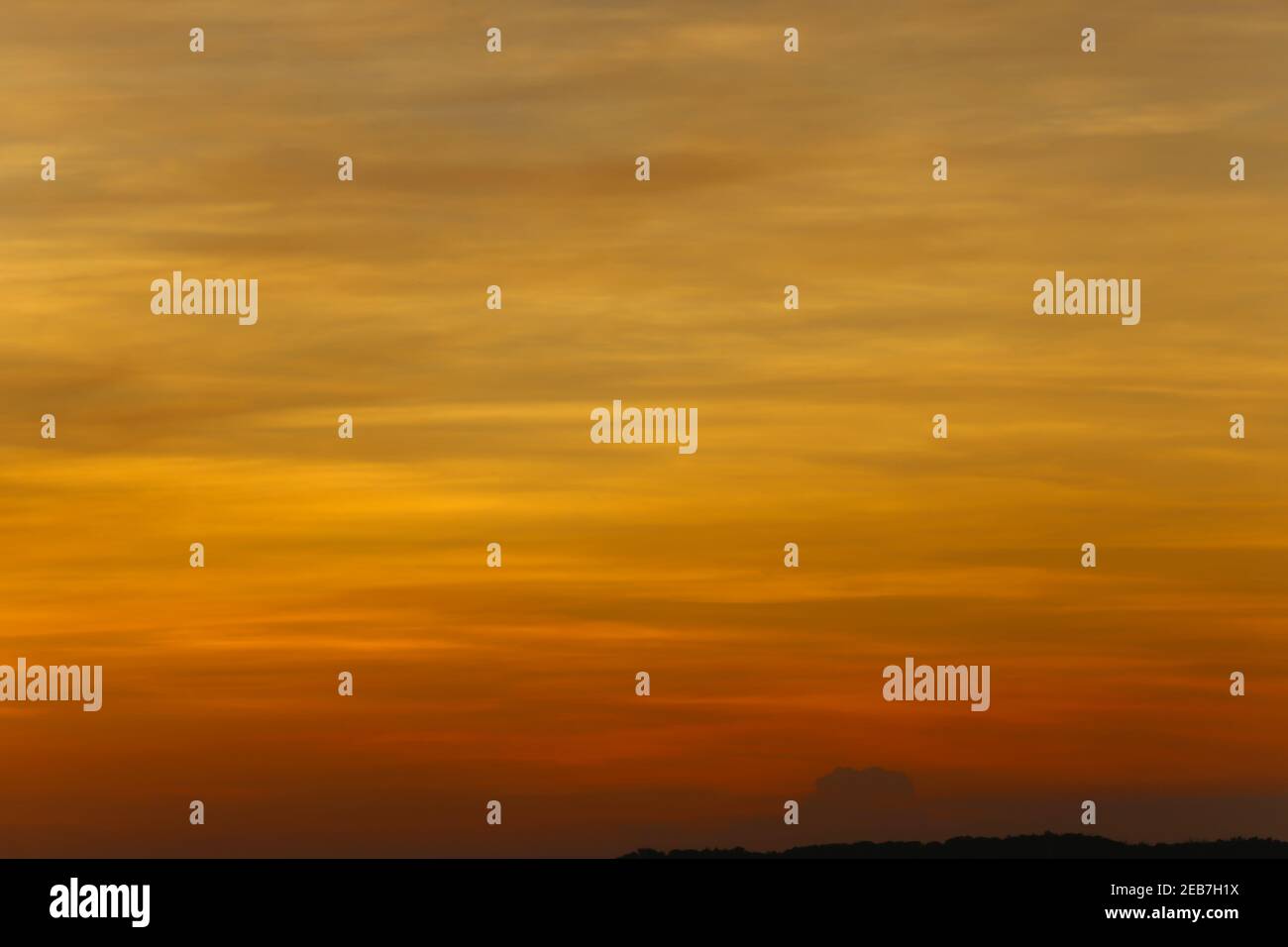 Himmel und Wolken nach Sonnenuntergang, Dämmerung Himmel Ansicht für natürliche Landschaft Design, Orange Ton von Fotos. Stockfoto
