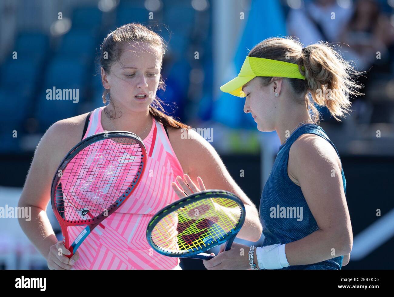 Melbourne, Australien. Februar 2021, 12th. Anna Kalinskaya (R)/Viktoria Kuzmova reagieren am 12. Februar 2021 beim Australian Open im Melbourne Park in Melbourne, Australien, beim Doppelspiel der Frauen in der zweiten Runde zwischen Yang Zhaoxuan/Xu Yifan aus China und Anna Kalinskaya aus Russland/Viktoria Kuzmova aus der Slowakei. Quelle: Hu Jingchen/Xinhua/Alamy Live News Stockfoto