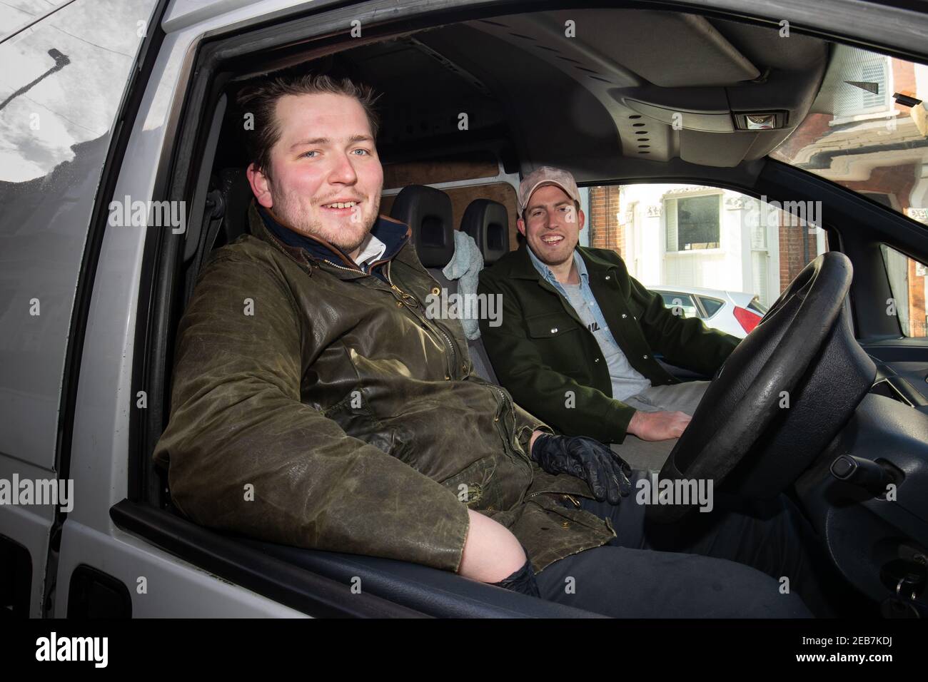 George Dean (L), ein ehemaliger Bar-Manager und Finn Bruce (R), ein Video-Regisseur mit ihrem "Pub-on-wheels" in Clapham, Süd-London. George und Finn fahren zu den Türen der Leute, um ihnen Pints zu schenken und schaffen mehr ein Pub-Erlebnis als Dosen in ihren Wohnzimmern. Bilddatum: Freitag, 12. Februar 2021. Stockfoto