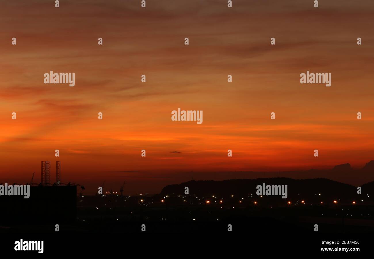 Blick auf die Stadt nach dem Sonnenuntergang, Himmel in der Dämmerung für Design in Ihrer Arbeitskulisse. Stockfoto