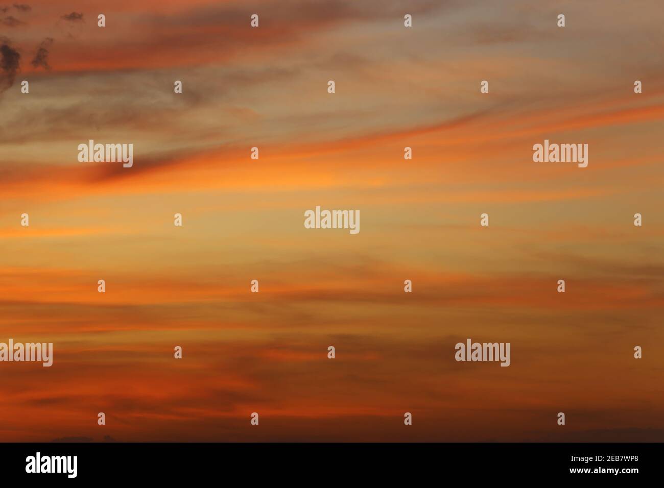 Himmel und Wolken nach Sonnenuntergang, Dämmerung Himmel Ansicht für natürliche Landschaft Design, Rotton von Fotos. Stockfoto