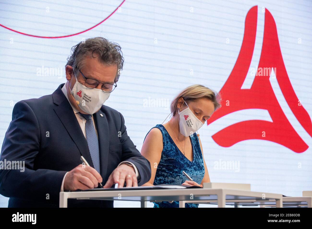 Brügge Bürgermeister Dirk De Fauw und Antwerpener Hafenbürgermeisterin Annick De Ridder im Rahmen einer Pressekonferenz zur Ankündigung des Fusion der Zeebrugge an Stockfoto