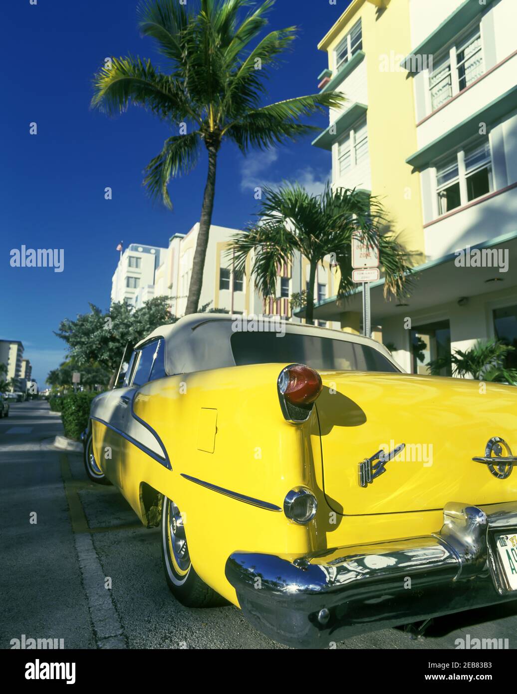 2000 HISTORISCHES OLDSMOBILE SUPER 88 CABRIOLET (©1955 GENERAL MOTORS CO) AVALON HOTEL (©ALBERT ANIS 1941) OCEAN DRIVE SOUTH BEACH MIAMI BEACH FLORIDA USA Stockfoto