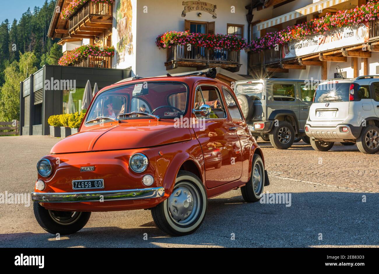 Fiat 500 vintage rot geparkt in den Bergen - Cembra Valley - Provinz Trient, Trentino-Südtirol, norditalien. Stockfoto