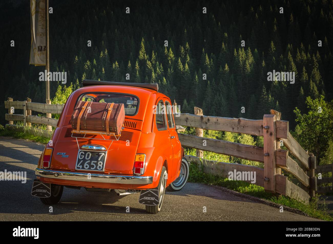 Fiat 500 vintage rot geparkt in den Bergen - Cembra Valley - Provinz Trient, Trentino-Südtirol, norditalien. Stockfoto