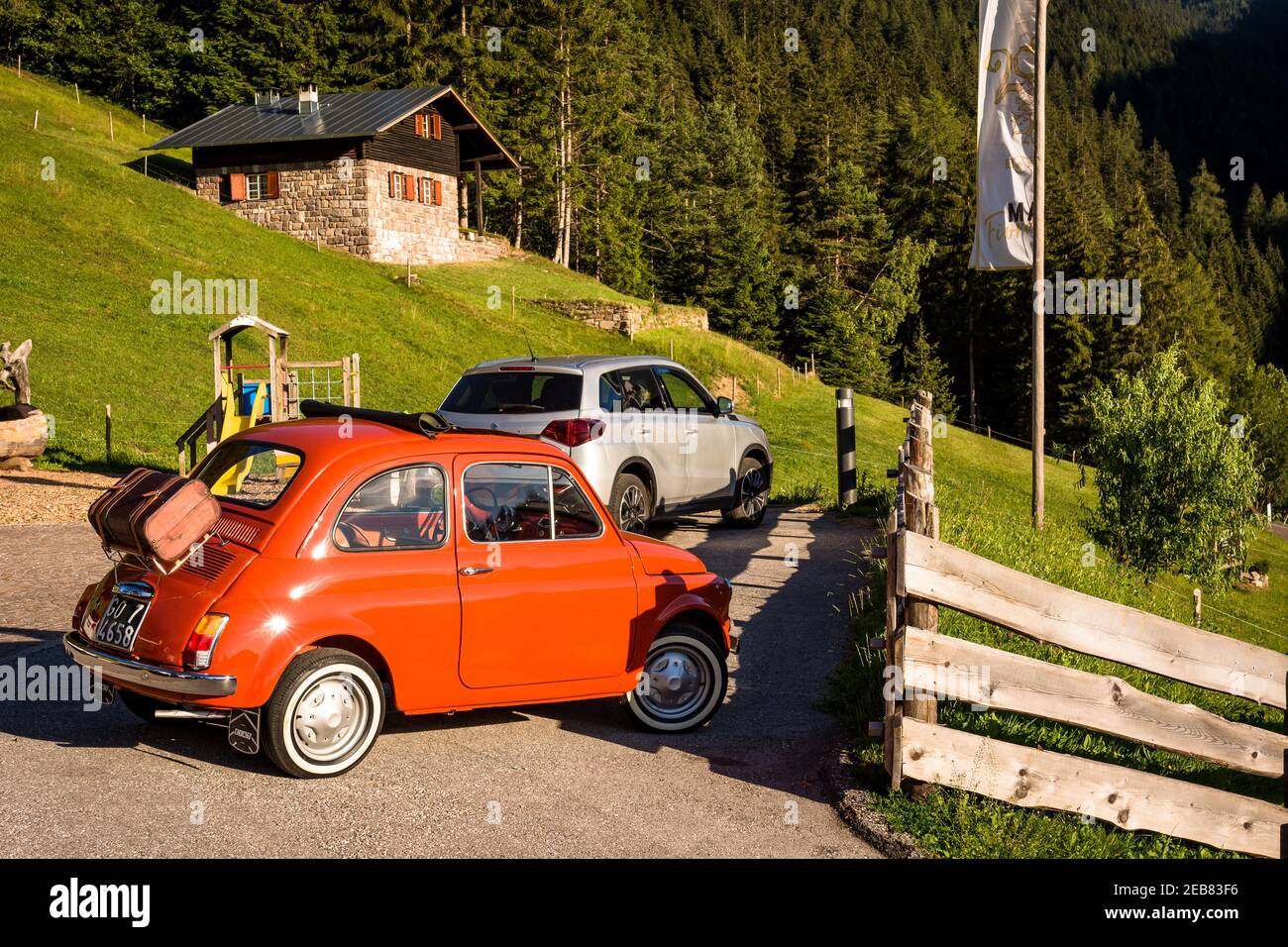 Fiat 500 vintage rot geparkt in den Bergen - Cembra Valley - Provinz Trient, Trentino-Südtirol, norditalien. Stockfoto