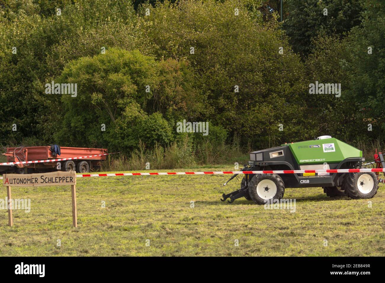 ESSEN, NRW - 09. SEPTEMBER 2018: Autonomer Traktor auf dem Feld. Holzschild mit Inschrift in deutschen autonomen Traktor. Smart Farming und digital Stockfoto
