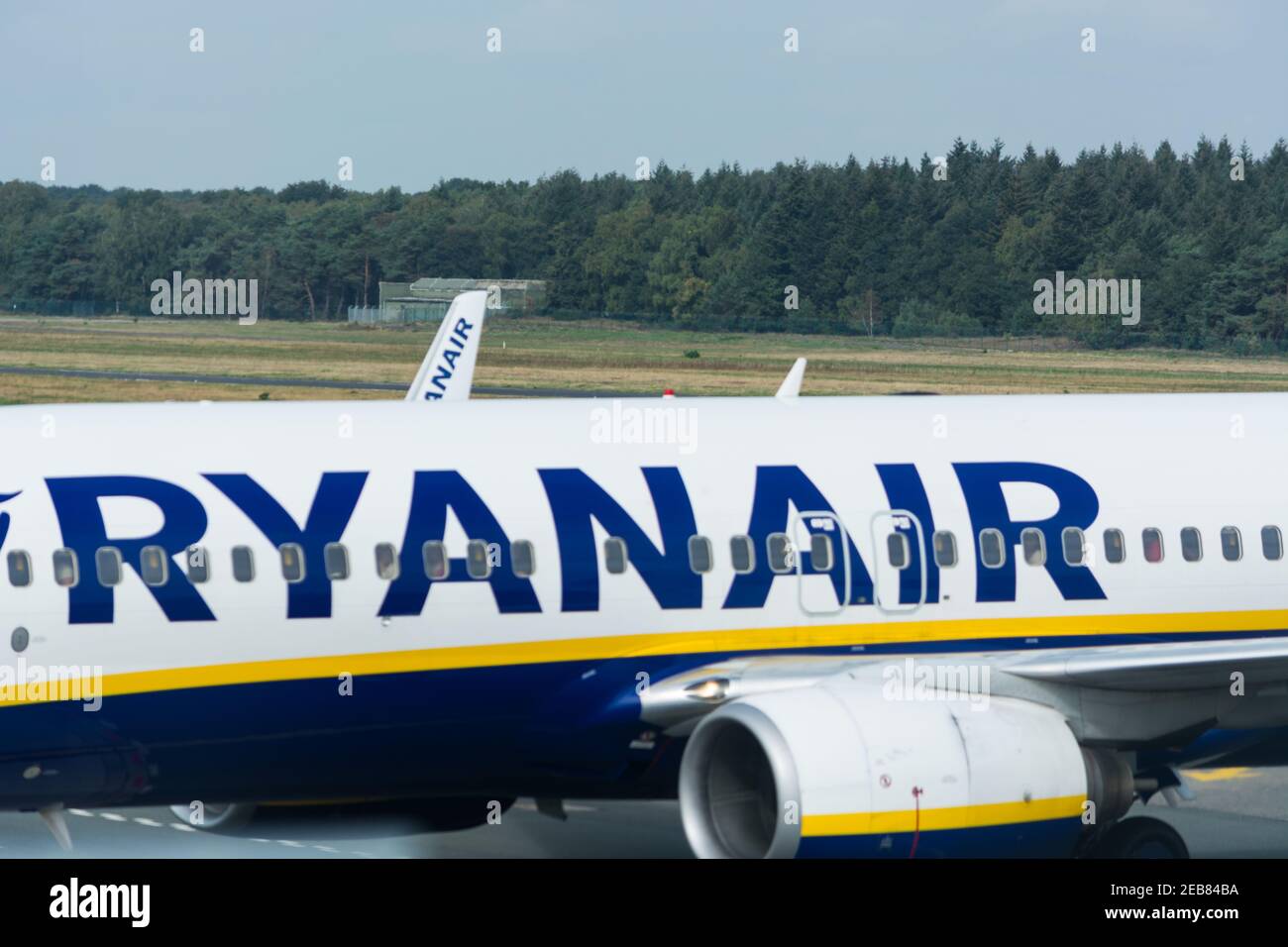 WEEZE, NRW, DEUTSCHLAND - 10. SEPTEMBER 2018: Flugzeug der Fluggesellschaft Ryanair auf der Start- und Landebahn des Flughafens Weeze. Stockfoto