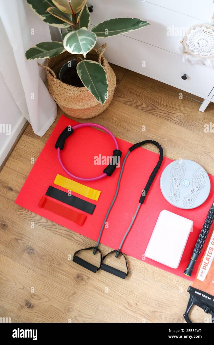 Zu Hause Fitness-Trainingsgeräte, Widerstandsbänder, Yoga-Block, Pilates Ring Stockfoto