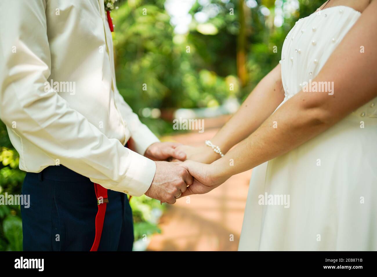 Hochzeitsthema, Hände frisch verheiratet in warmen Sommertag halten Stockfoto