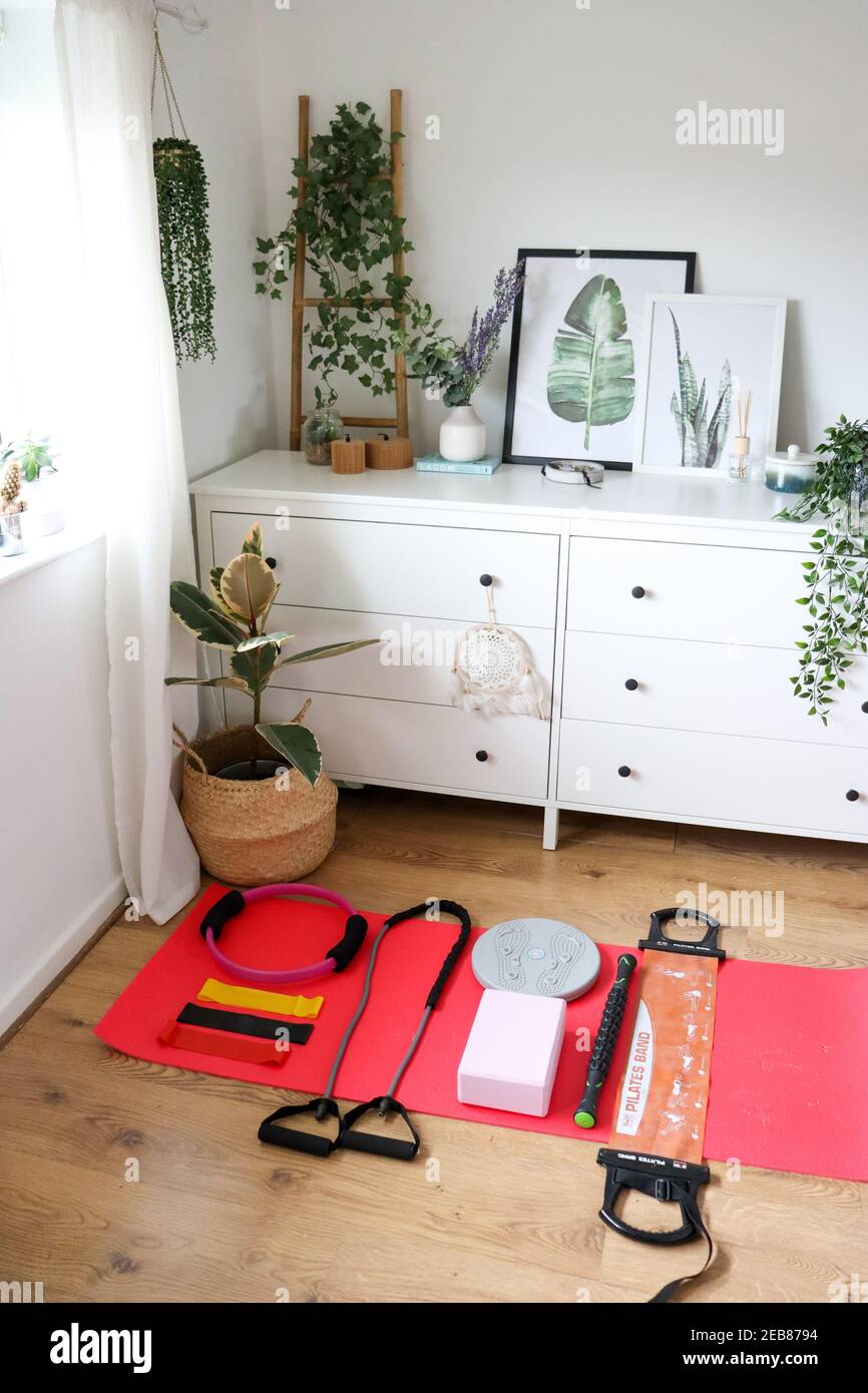 Zu Hause Fitness-Trainingsgeräte, Widerstandsbänder, Yoga-Block, Pilates Ring Stockfoto