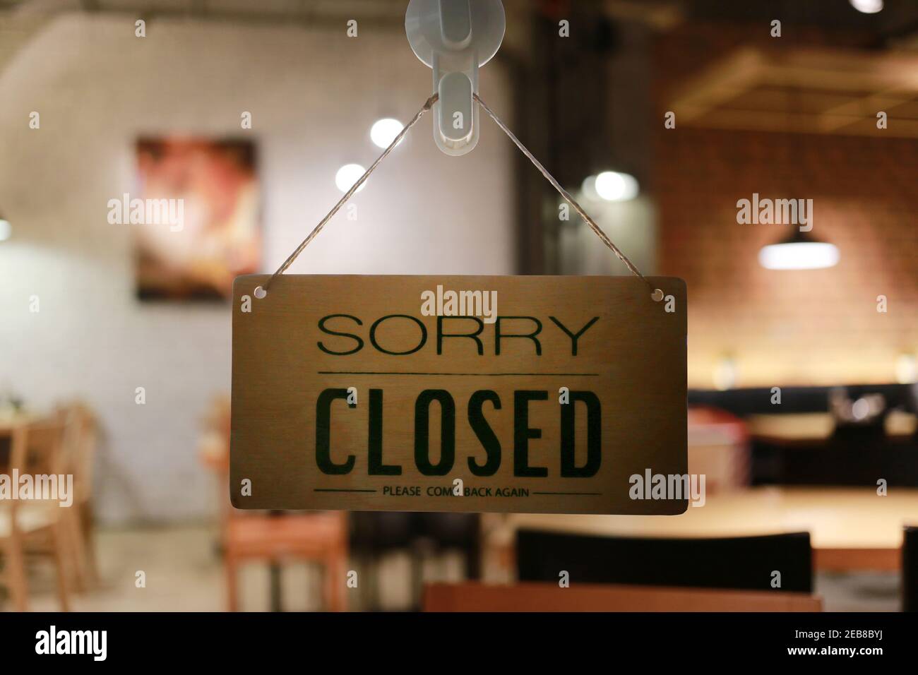 Geschäft geschlossen von Schaufenster Schild, Restaurant zeigt den Schließstatus. Stockfoto